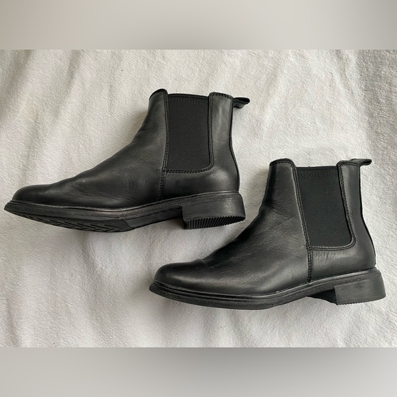 Clarks Chelsea Style Boot - Picture 3 of 6